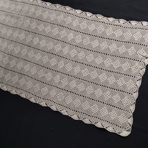 Crochet runner and 2 placemats set used