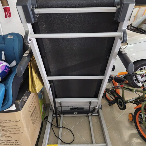 Strength Treadmill like new with 3 HP motor and 4 automatic programs