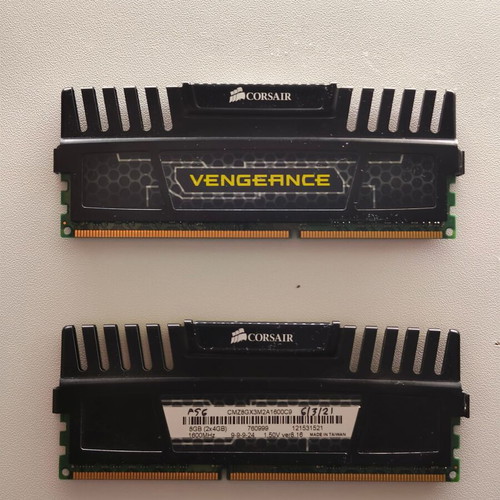 Corsair Vengeance 8GB DDR3 1600MHz CL9 RAM kit like new