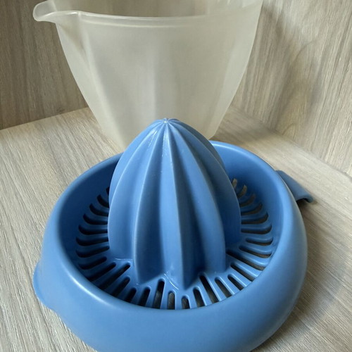 Plastic handheld citrus juicer with measuring container