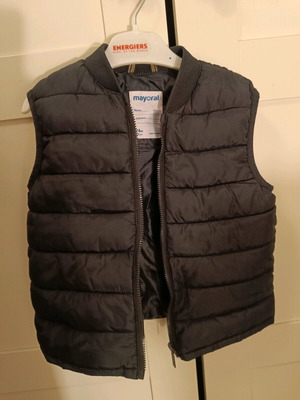 Αμάνικο μαύρο μπουφάν Mayoral 2 ετών σαν καινούργιο