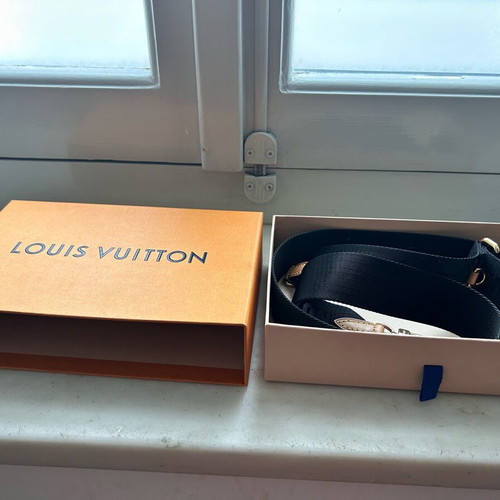 Louis Vuitton adjustable shoulder strap like new, black