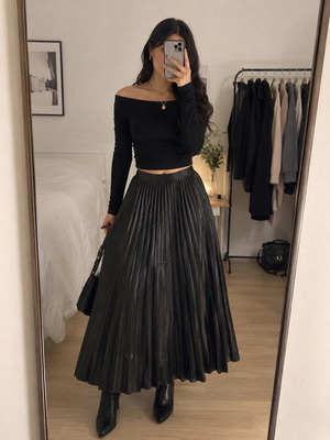 Pleated long skirt new, one size, black