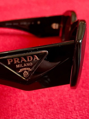 Prada sunglasses like new, black