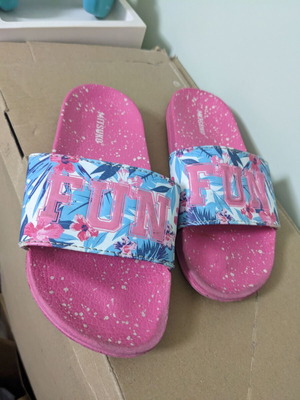 Mitsuko girls' flip flops size 32 used, pink