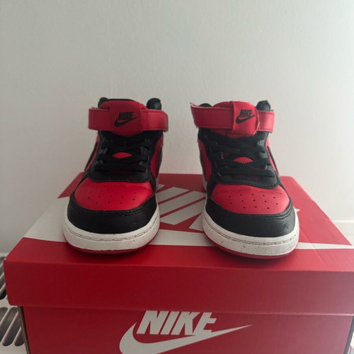 Nike kids athletic shoes size 27 like new, low boots black-red