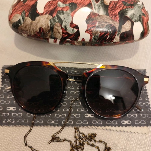 Ana Hickmann sunglasses like new, brown with chain and case