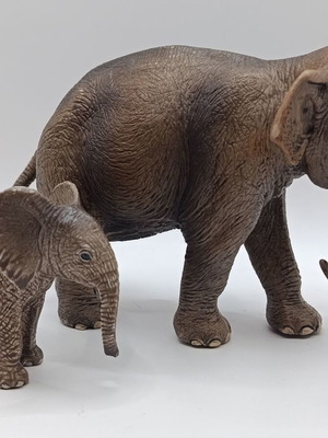 Schleich Wild Life African Elephant Figures like new