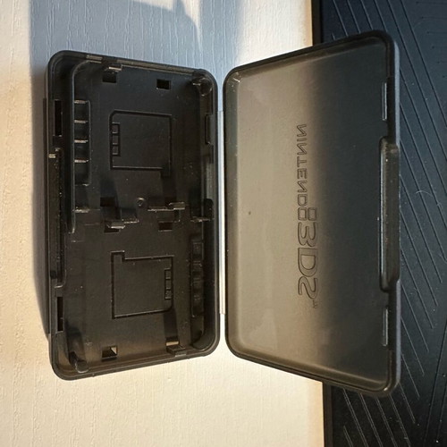 Nintendo 3DS case used, four slots