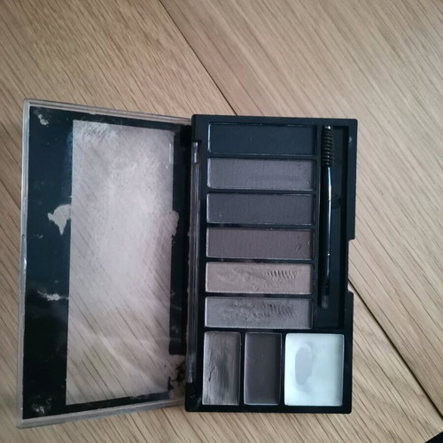 MUA eyebrow palette used with damaged glass