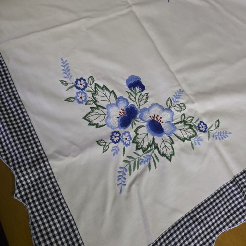 Tablecloth with checked details and embroidery new