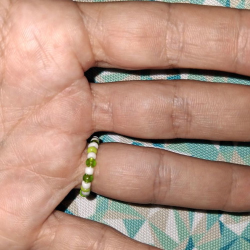 Elastic ring with beads and kiwi design