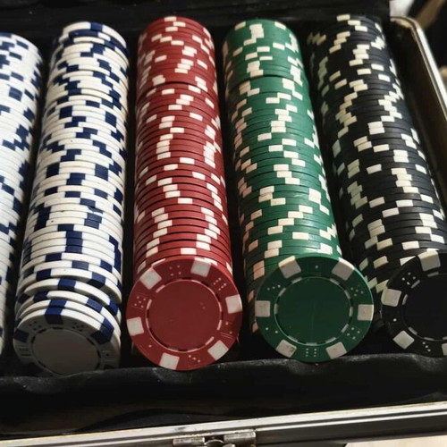 Poker set in metal case like new
