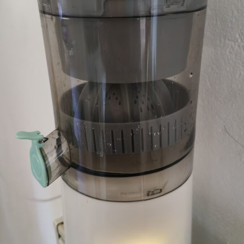 Portable electric rechargeable citrus juicer, white