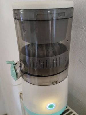 Portable electric rechargeable citrus juicer, white