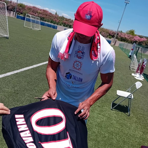 Giovanni Silva de Oliveira The Legend signed collectible jersey like new
