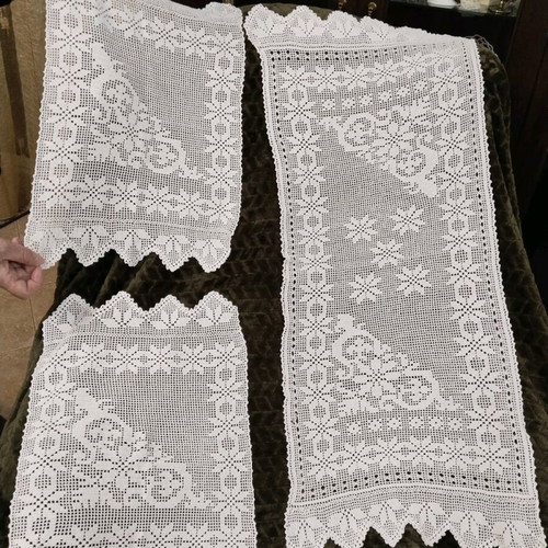 Knitted table runner with two napkins like new