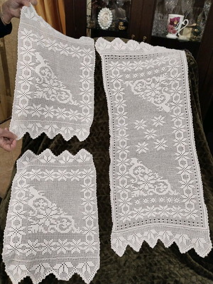 Knitted table runner with two napkins like new