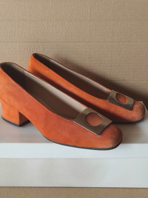 Venini orange suede pumps used, size 36 with silver buckle
