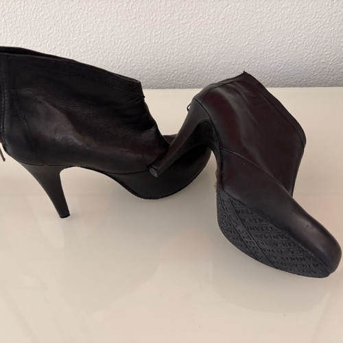 Black leather ankle booties size 38 with stiletto heel like new