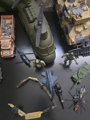 Military toy set like new with many soldiers