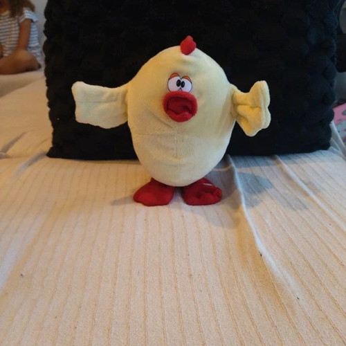 Chicken doll like new, sings and dances "the ducklings"