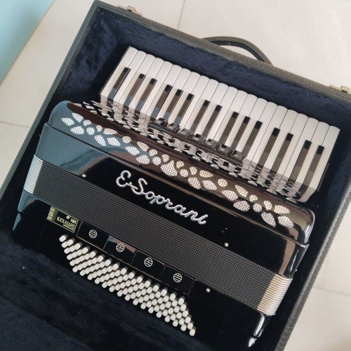 Piano-Accordion like new, 41 keys, 120 basses, black glossy
