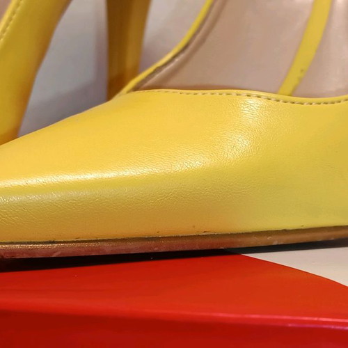 Yellow pumps used, size 37 with minor wear