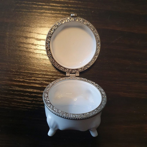 Limoge vintage jewelry box like new, white porcelain