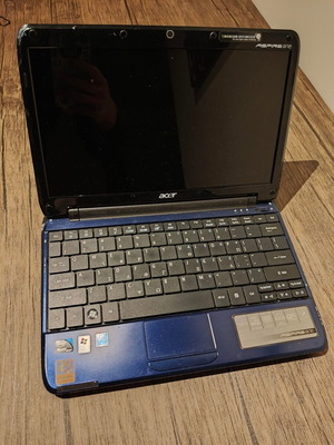 Acer Aspire One употребяван нетбук с повреден екран и зарядно