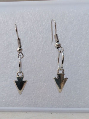 Minimal earrings with arrow design in silver color, new