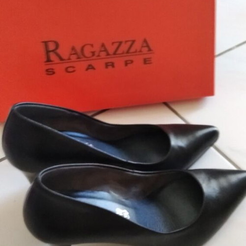 Leather black pumps like new, size 38