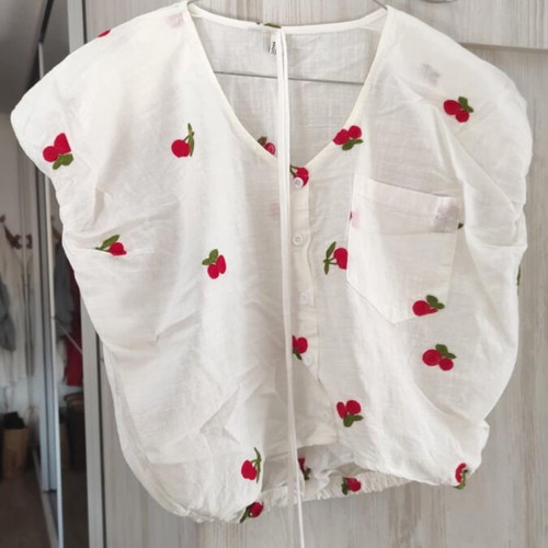 Women's cropped shirt with embroidered cherries like new, one size, white