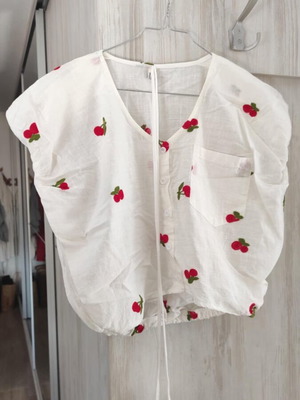 Women's cropped shirt with embroidered cherries like new, one size, white