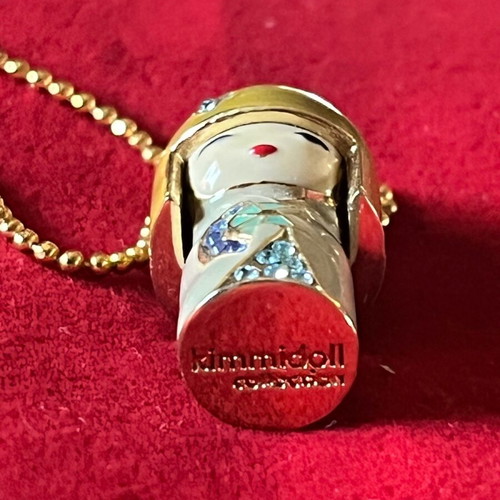 Μενταγιόν Kimmidoll Collection Yasuko με πέτρες Swarovski, σμάλτο και επιχρύσωση σαν καινούργιο