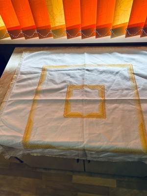 Бродирано каре за маса ново с охра конци 80x80 см