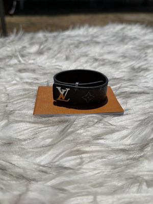 LV Monogram Eclipse βραχιόλι σαν καινούργιο, μαύρο δερμάτινο εσωτερικό