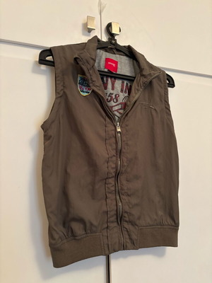 Sprider sleeveless vest thin like new size 11-12