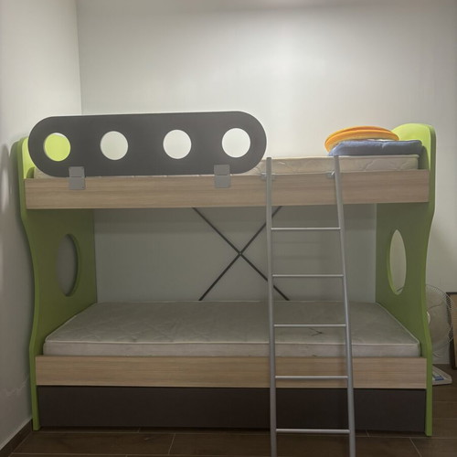 Modeco Ester bunk bed with decorative circle and three beds, like new, green and gray