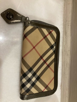 Πορτοφόλι γνήσιο Burberry χρώμα κάρω με μεταλιζέ ασημί  σε πολύ καλή κατάσταση