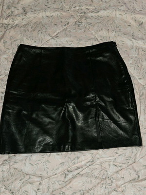 Stradivarius black faux leather mini skirt like new, size L
