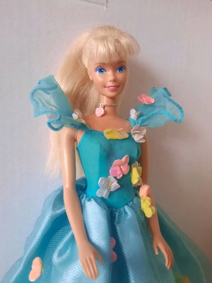 Barbie 90s употребявана с рокля птица