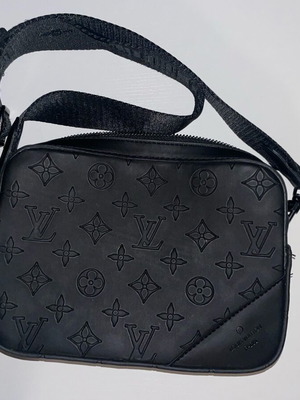 Louis Vuitton чанта като нова, черна