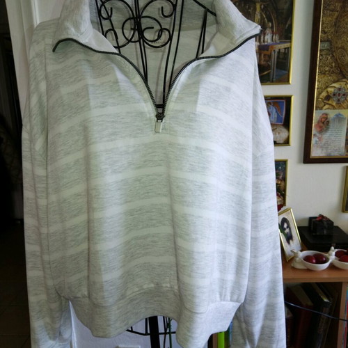 Danskin women's athletic sweatshirt like new, white gray XL