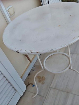 Metal Round Outdoor Table used, white with lower shelf