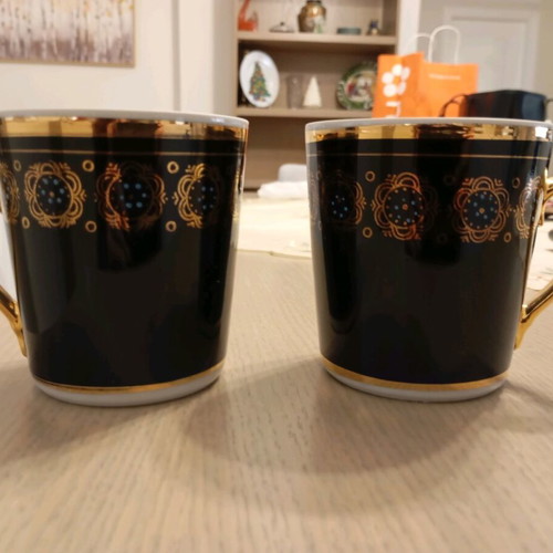 Decorative mugs like new, set of two