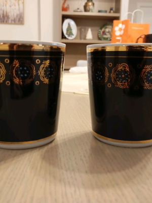 Decorative mugs like new, set of two