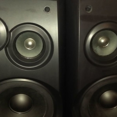 Ηχεία Akai 2 τεμαχίων μεταχειρισμένα, 60 watt, ύψος 45 εκατοστά