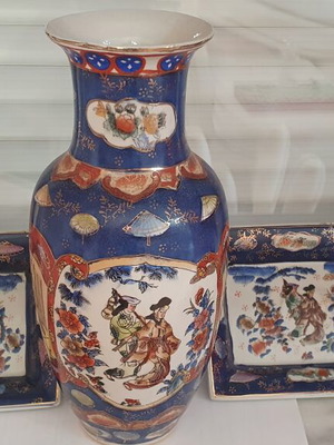 Decorative set with vase and two ashtrays like new