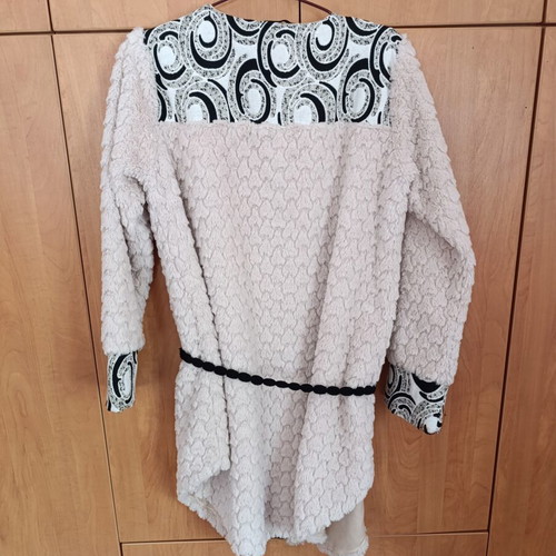 Nidodileda white cardigan with black belt like new